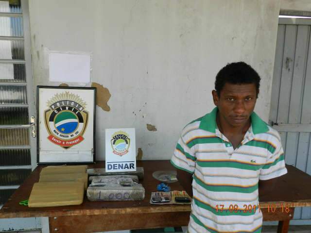  Pol&iacute;cia encontra maconha enterrada e por&ccedil;&otilde;es de pasta base de coca&iacute;na