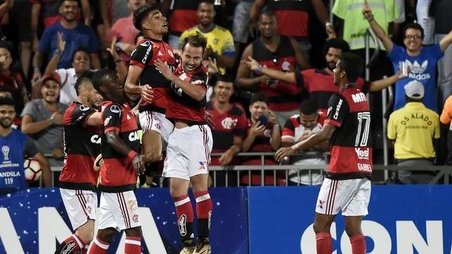 Flamengo faz 4 a 0 na Chapecoense e se classifica &agrave;s quartas da Sul-Americana