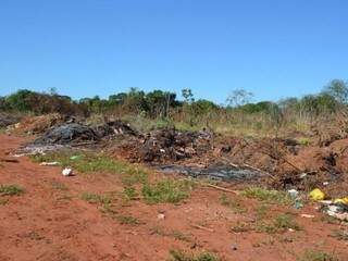 Área de antigo lixão continua a ser usada para depósito ilegal de detritos. (Foto: O Pantaneiro)