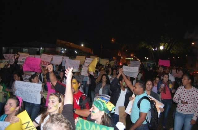 Com rostos pintados, manifestantes tomam as ruas de Nova Andradina