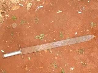 A espada que foi usada para cometer o crime foi apreendida pela polícia. (Foto: Sidnei Lemos)
