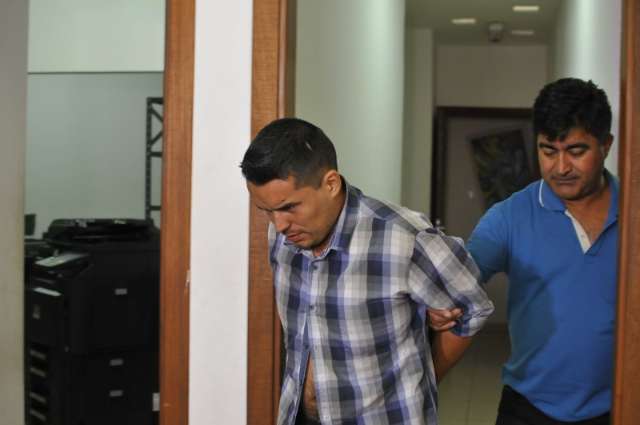 Com distintivo e arma falsos, homem &eacute; preso fingindo ser policial para roubar