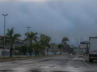 Céu nublado na manhã desta segunda-feira (3) visto pela avenida Fernando Correa da Costa (Foto: Henrique Kawaminami)