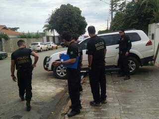 Policiais federais cumprem mandados em Primavera do Leste, no MT (Foto: Divulgação)