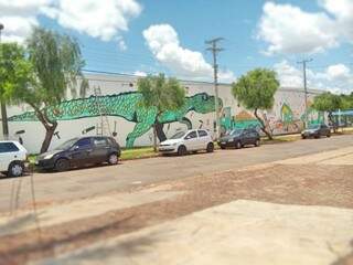 Akira afirma que, em extensão não em altura, o grafite feito em uma loja de construção na Avenida Júlio de Castilho é o maior da cidade. (Foto: Arquivo Pessoal)