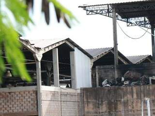 Incêndio atingiu barracões no último sábado (30). (Foto: Henrique Kawaminami)
