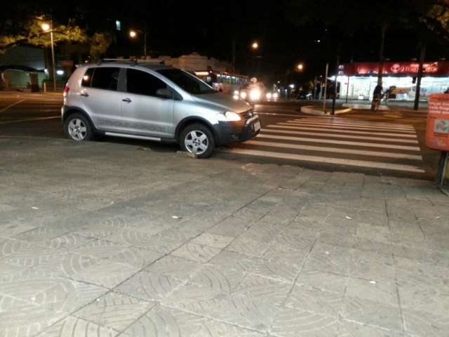 Carro fica estacionado em local irregular durante 20 minutos na Afonso Pena