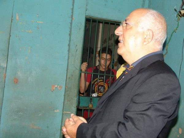  Abismado, bispo pedir&aacute; ao governo melhorias em cadeia 