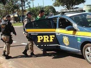 Motorista não obedeceu ordem de parada e foi detido pela PRF com carro roubado (Foto SidrolandiaNews)
