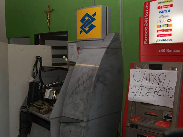  Explos&atilde;o de caixa provocada por bandidos atinge pr&eacute;dio vizinho