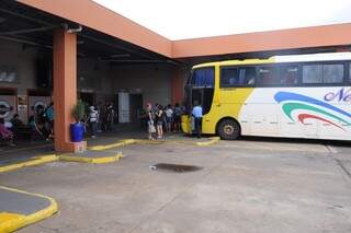 Cerca de 100 passageiros precisaram esperar por mais de 4 horas (Foto: Paulo Francis)