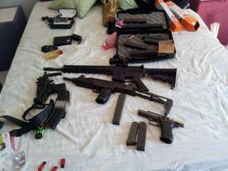 Armas apreendidas em depósito usado pela quadrilha (Foto: ABC Color)