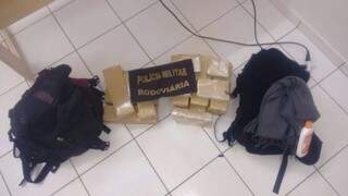 Primeira apreensão totalizou 16 tabletes da droga escondidas no bagageiro interno. (Foto: Divulgação/PMR)