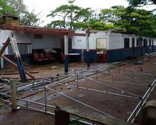 Estádio Aral Moreira teve cobertura de varanda arrancada (Foto: Direto das Ruas/ Ponta Porã Informa)