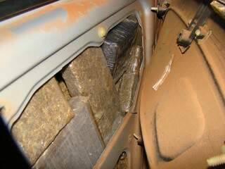 parte da maconha estava escondida nas laterais da lataria do carro. (Fotos: divulgação)