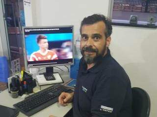 Empresário diz que entre o escritório e visitas a clientes vai acompanhar os jogos da Seleção Portuguesa pelo computador. (Foto: Acervo Pessoal)
