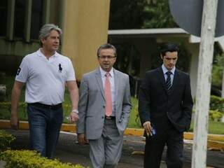 João Baird deixa a sede do MPE, acompanhado de dois advogados (Foto: Gerson Walber)