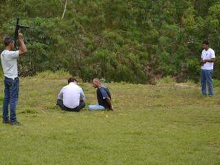 Suspeito pede para sentar na grama com o delegado e confessa o crime. ((Foto:Maikon Leal- Coxim Agora)
