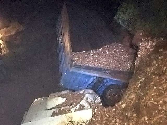 Motorista perde controle de caminh&atilde;o, cai em valeta, bate em barranco e morre