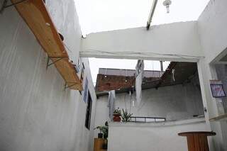 Comércio teve telhado levado pelo vento no bairro Monte Castelo. Dono disse que material era resistente. (Foto: Cleber Gellio)