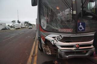 Ônibus ficou com a parte da frente danifica com a colisão. (Foto: Marcos Ermínio)