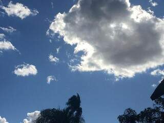 Céu no bairro Jardim dos Estados com nuvens &quot;carregadas&quot; na tarde desta segunda-feira (Foto: Guilherme Henri)