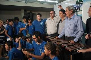 Governador André Puccinelli e alunos de algumas das escolas beneficiadas (Foto: Marcos Ermínio)