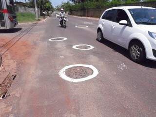 Alguns trechos tinham tantos buracos que a rua ficou cheia de círculos brancos (Foto: Juliana Brum)