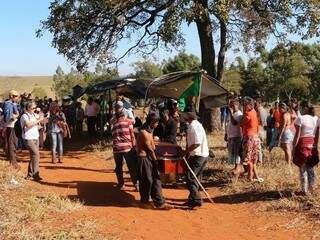Índios carregam caixão com o corpo de Clodioudo após sobrevoo de helicóptero em fazenda (Foto: Helio de Freitas)