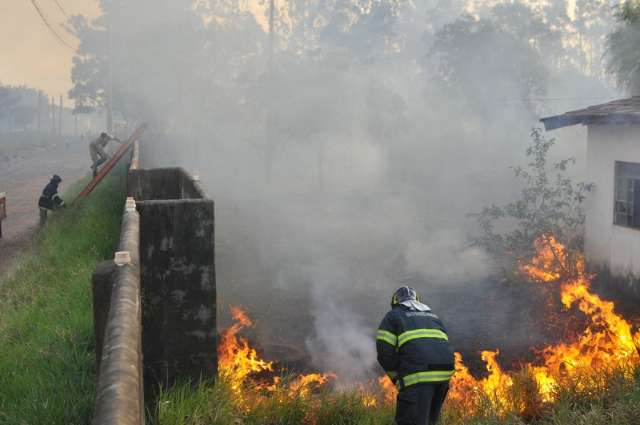 Inc&ecirc;ndio de grande propor&ccedil;&atilde;o destr&oacute;i casa e consome &aacute;rea de 2 hectares