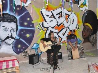 A cantora Bia Blanc e seu parceiro tocaram alguns clássicos da MPB no Sarau de sexta. (Foto: Paulo Francis)