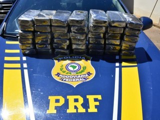 Drogas foram apreendidas durante abordagem realizada pela PRF (Foto: Sergio Melucci/Rádio Portal News)