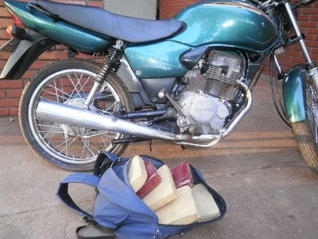 De motocicleta, dois s&atilde;o presos por tr&aacute;fico ap&oacute;s fuga na rodovia MS-276