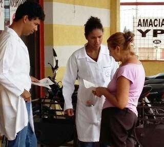 Acadêmicos e profissionais de saúde da Sesau percorrem a região do Nova Lima para orientar sobre a doença. (Foto:Divulgação)