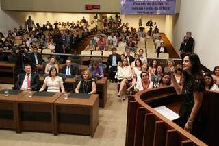 Deputados defenderam novas conquistas para as mulheres, em solenidade na Assembleia (Foto: Assessoria/ALMS)
