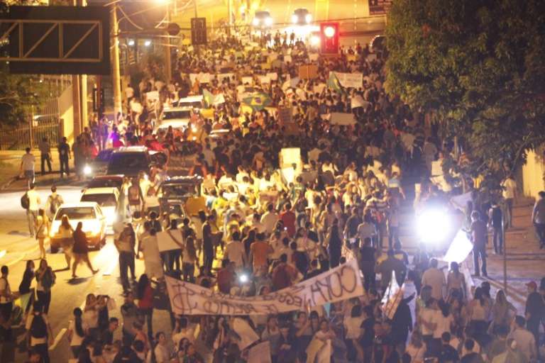 Multidão se espalhou por grande parte da Avenida Afonso Pena. (Foto:João Garrigó)