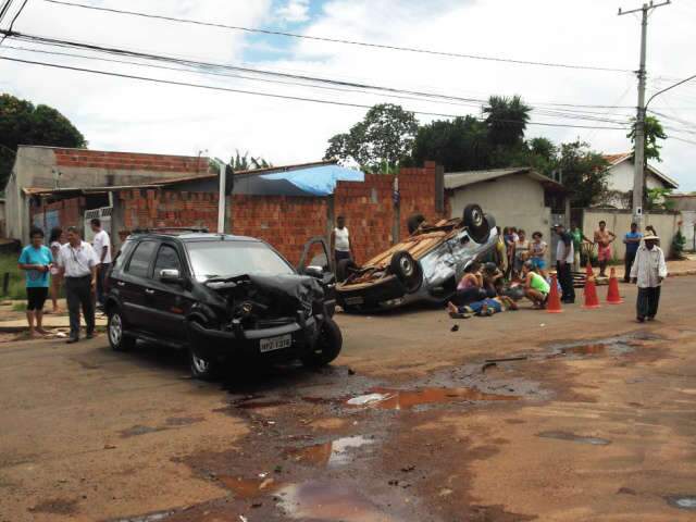  Carro fica com rodas para cima ap&oacute;s colis&atilde;o no Santo Ant&ocirc;nio