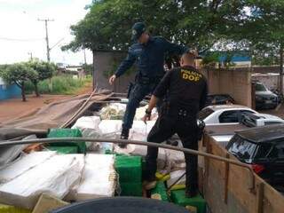Policiais em caminhão que transportava sete toneladas de maconha (Foto: Adilson Domingos)