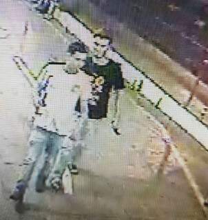 Os dois aparecem caminhando na área do estacionamento, minutos depois do crime (Foto: Reprodução de vídeo de câmeras de segurança)