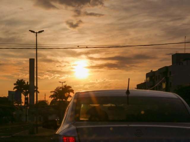 Dia amanhece com c&eacute;u aberto, mas previs&atilde;o &eacute; de chuvas isoladas