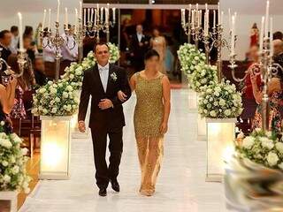 Entrada de Molina e a esposa no casamento da filha. (Foto: Facebook/Reprodução)