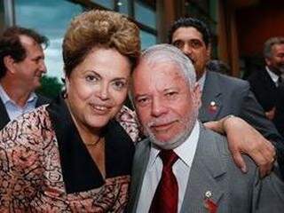 Dilma ao lado de Biffi; sequência de escândalos destruiu o PT, que aos poucos busca se refazer (Foto: Reprodução/PTMS)