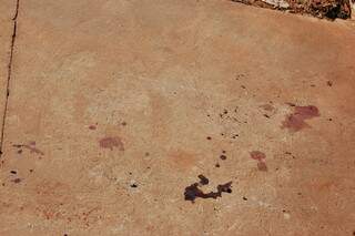 No local do crime ficaram manchas de sangue. (Foto: Pedro Peralta)