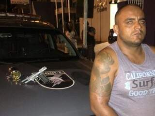 Diego Almeida Coimbra, de 30 anos, já possui várias passagens por porte ilegal de arma e tráfico de drogas desde 2008. (Foto: Divulgação/Choque)