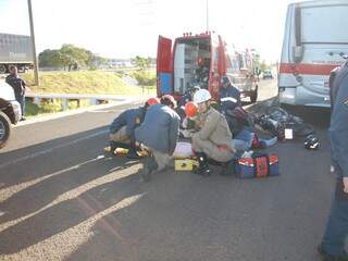 Equipes de resgate ainda tentaram reanimar motociclista. (Foto: Simão Nogueira)