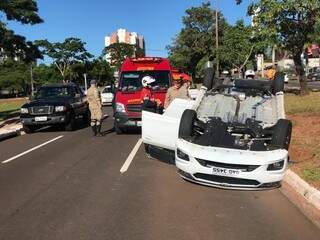 Automóvel capotou no início da manhã no acesso da Avenida Mato Grosso ao Parque dos Poderes. (Foto: Ronie Cruz)