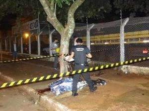 Homem sai de boate, mata jovem de 23 anos com tr&ecirc;s tiros e foge em t&aacute;xi 