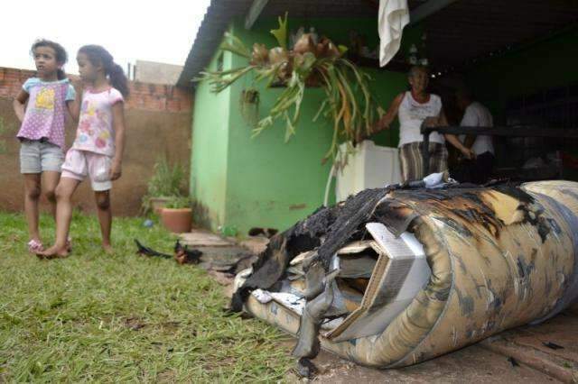 De f&eacute;rias com bisav&oacute;s, crian&ccedil;a p&otilde;e fogo em colch&atilde;o e quase queima casa