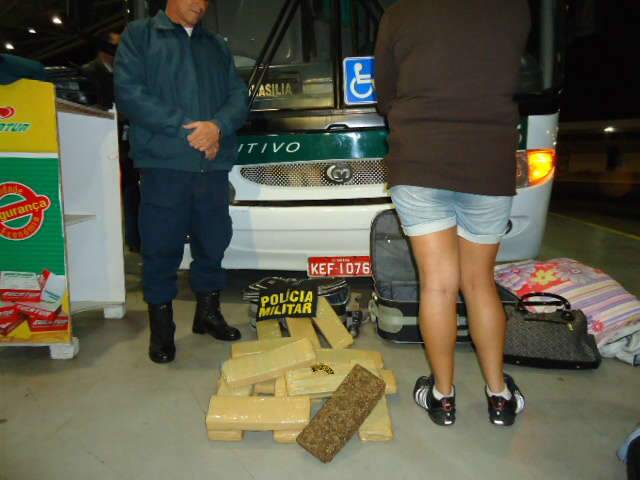  Jovem de 19 anos &eacute; presa tentando levar 18 quilos de maconha para Goi&acirc;nia