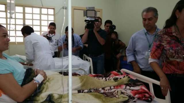 Governador visita pacientes ap&oacute;s cirurgia e fala de espera na sa&uacute;de 